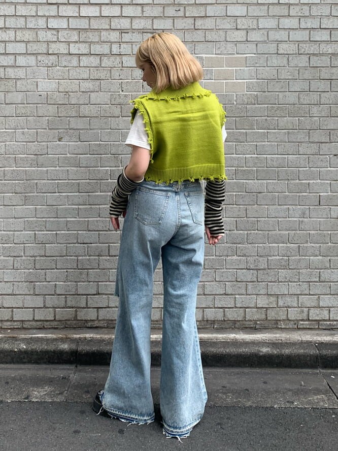 ブルー系のデニムパンツ、ホワイト系のTシャツ/カットソー、グリーン系のベストを着用したレディースの夏コーディネートの3枚目の写真