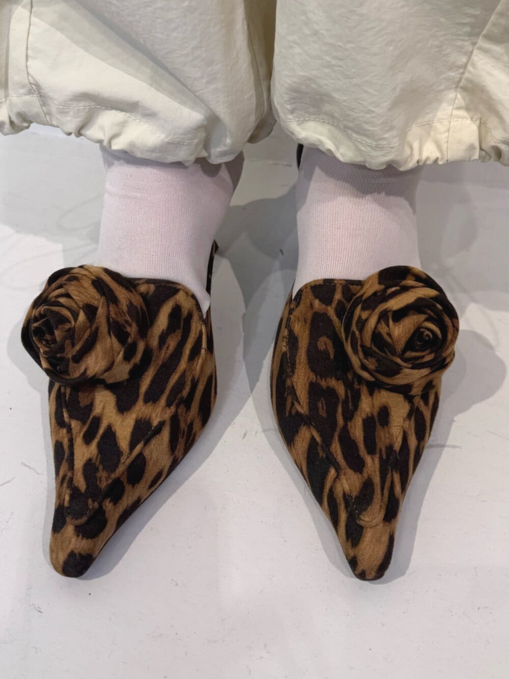 ホワイト系のその他トップス、ホワイト系のその他パンツ、ブラウン系のパンプスを着用したレディースの春コーディネートの8枚目の写真