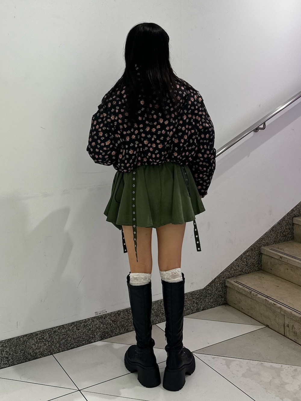 ブラック系のブーツ、その他のダウンジャケット/コート、ホワイト系のTシャツ/カットソーを着用したレディースの秋コーディネートの4枚目の写真