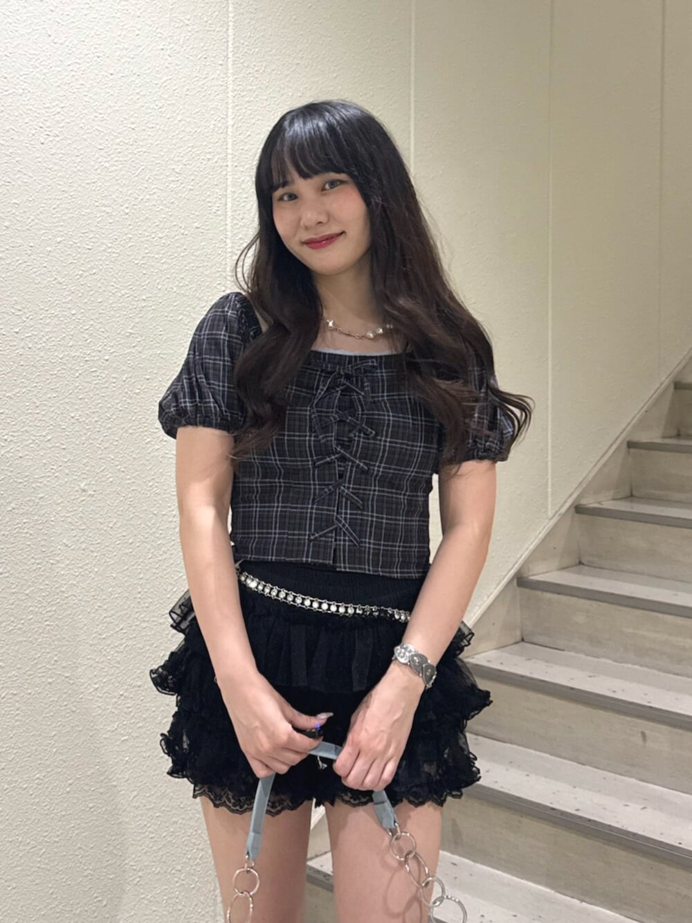 ブルー系のハンドバッグ、ブラック系のブーツ、ブラック系のその他パンツを着用したレディースの夏コーディネートの4枚目の写真