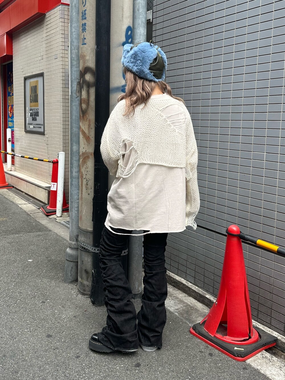 ホワイト系のTシャツ/カットソー、ホワイト系のニット/セーター、ブラック系のその他パンツを着用したレディースの秋コーディネートの3枚目の写真