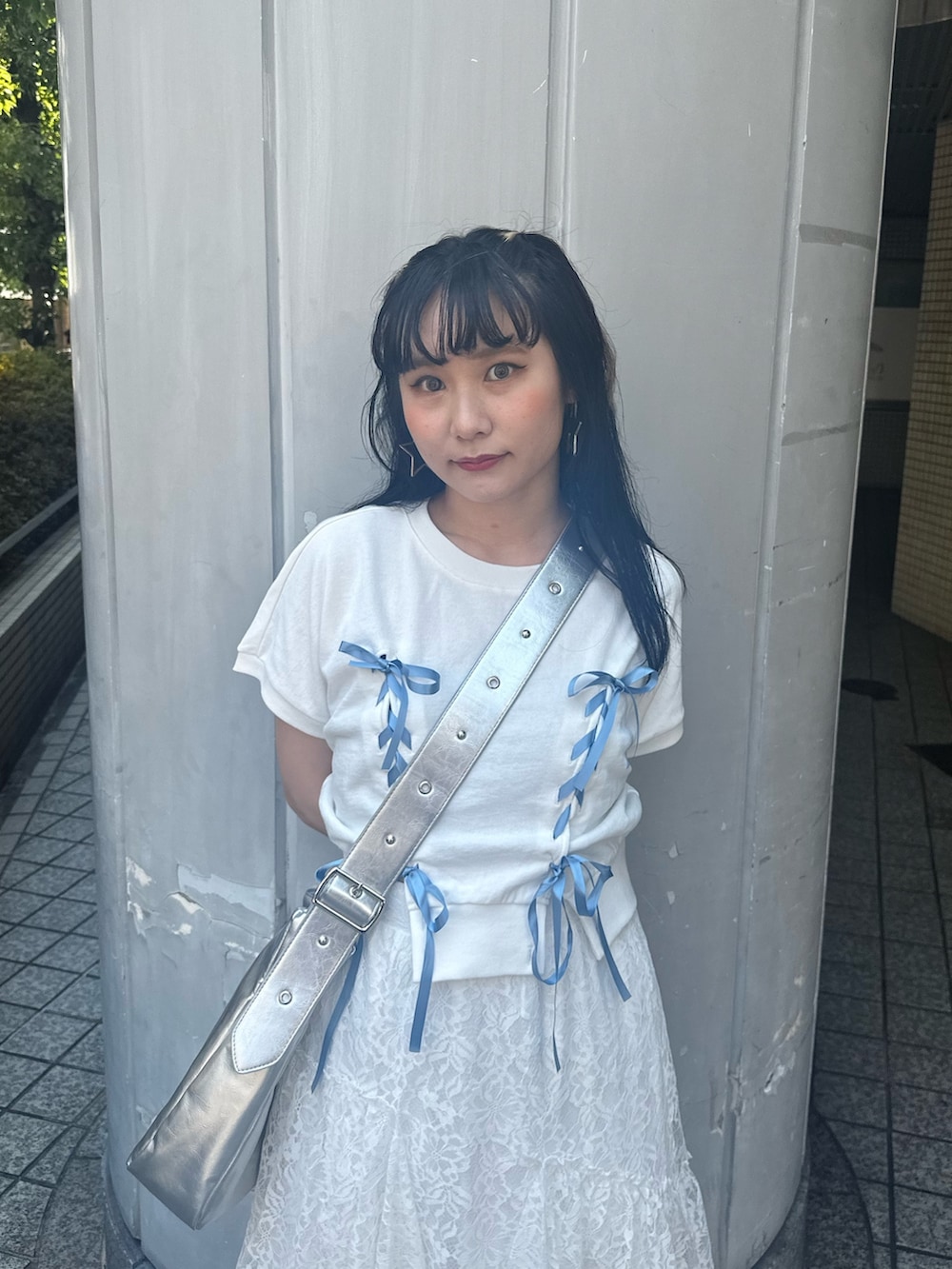 シルバー系のショルダーバッグ、ホワイト系のTシャツ/カットソー、ホワイト系のスカートを着用したレディースの夏コーディネートの6枚目の写真