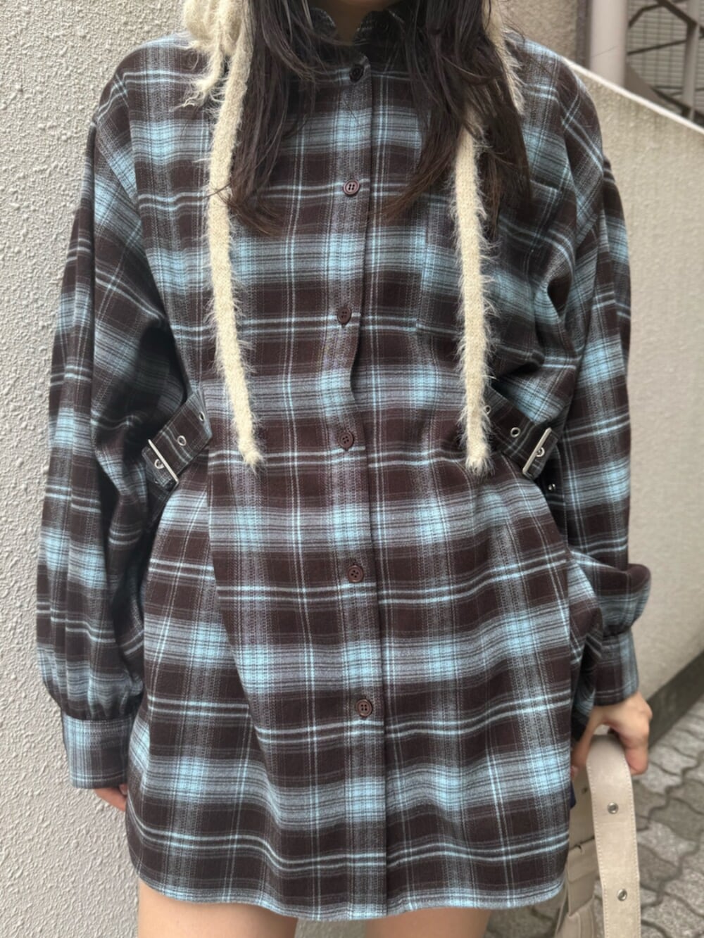 ブルー系のブーツ、ホワイト系のショルダーバッグ、ブラウン系のシャツ/ブラウスを着用したレディースの夏コーディネートの7枚目の写真