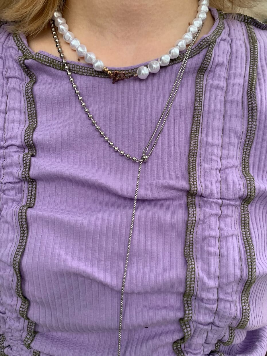 ブラック系のボストンバッグ、ホワイト系のその他パンツ、パープル系のTシャツ/カットソーを着用したレディースの夏コーディネートの5枚目の写真