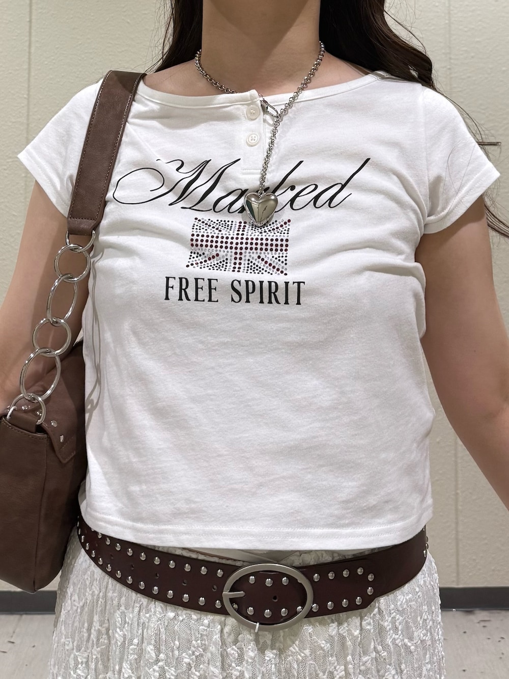 ブラック系のブーツ、ホワイト系のスカート、ホワイト系のTシャツ/カットソーを着用したレディースの春コーディネートの7枚目の写真
