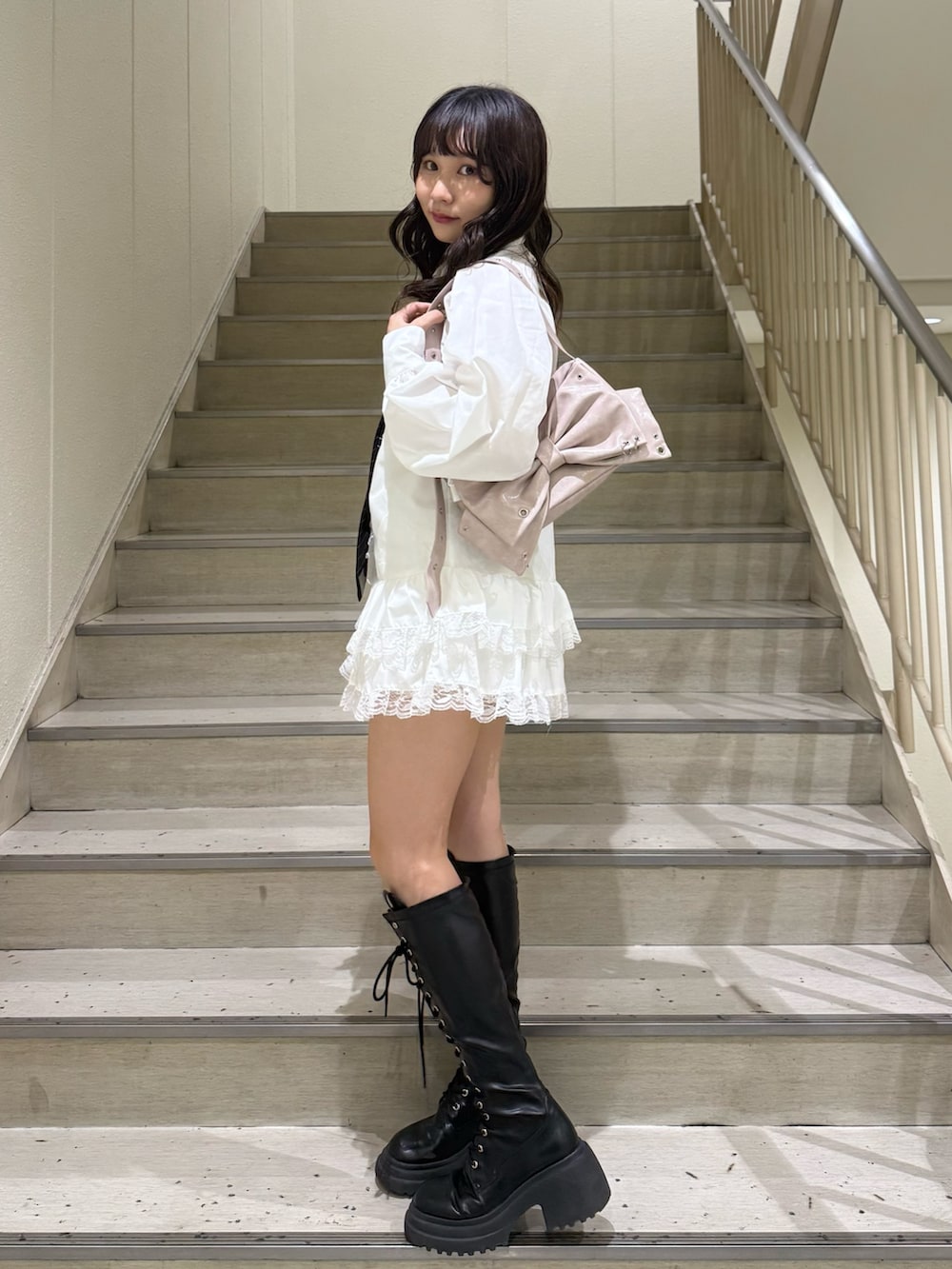 ホワイト系のシャツ/ブラウス、ブラック系のブーツ、ブラック系のネクタイを着用したレディースの秋コーディネートの2枚目の写真