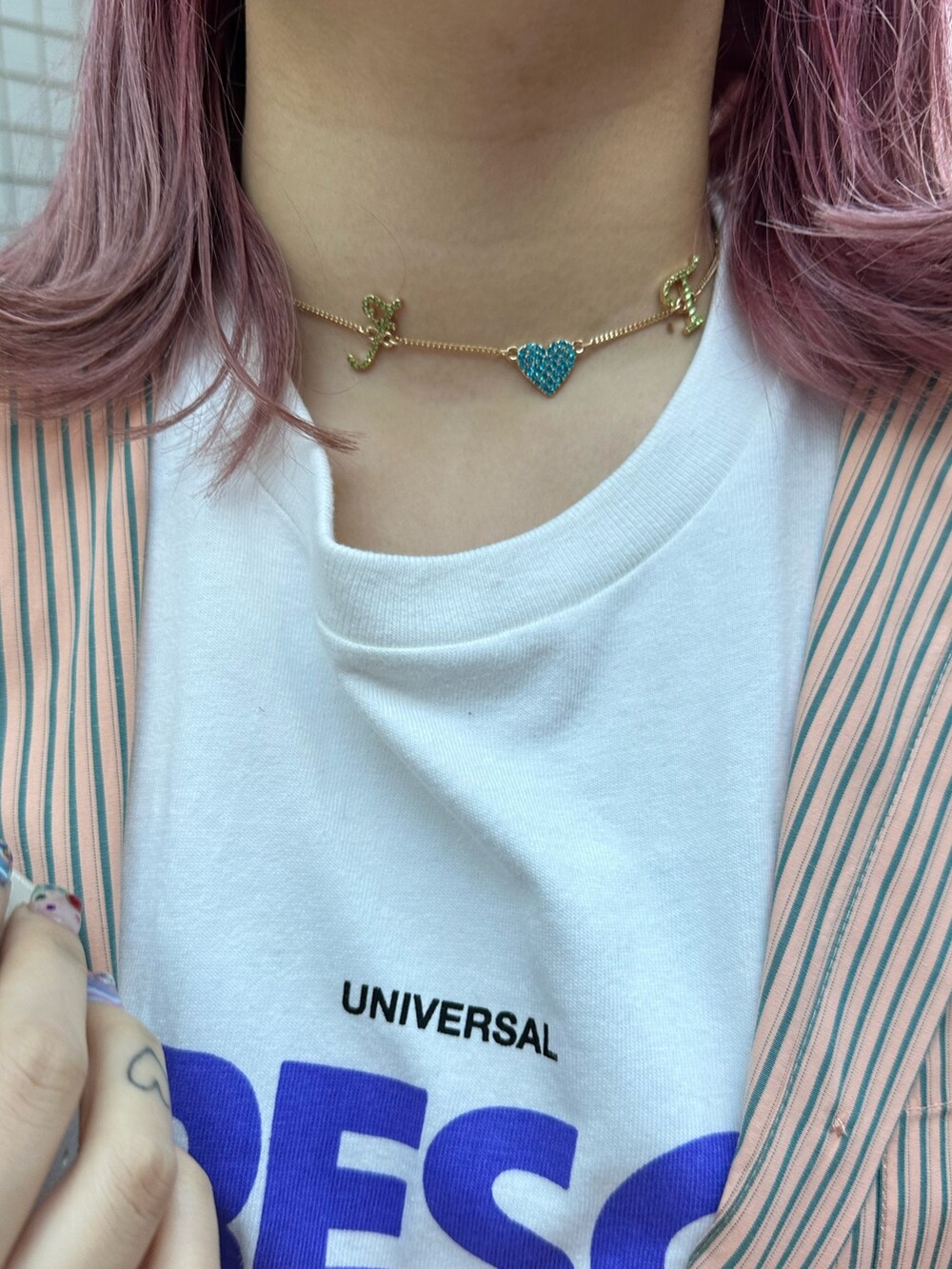 ブラック系のブーツ、ホワイト系のTシャツ/カットソー、ブルー系のその他パンツを着用したレディースの春コーディネートの8枚目の写真