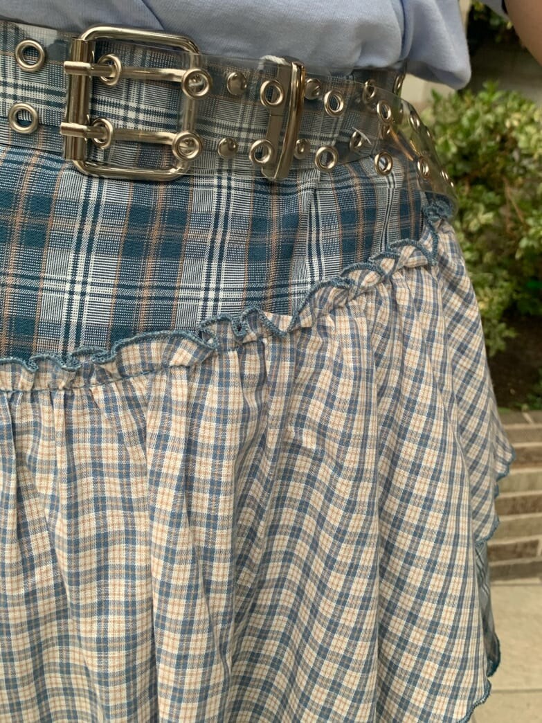 ブラック系のブーツ、ブルー系のTシャツ/カットソー、ブルー系のスカートを着用したレディースの春コーディネートの7枚目の写真