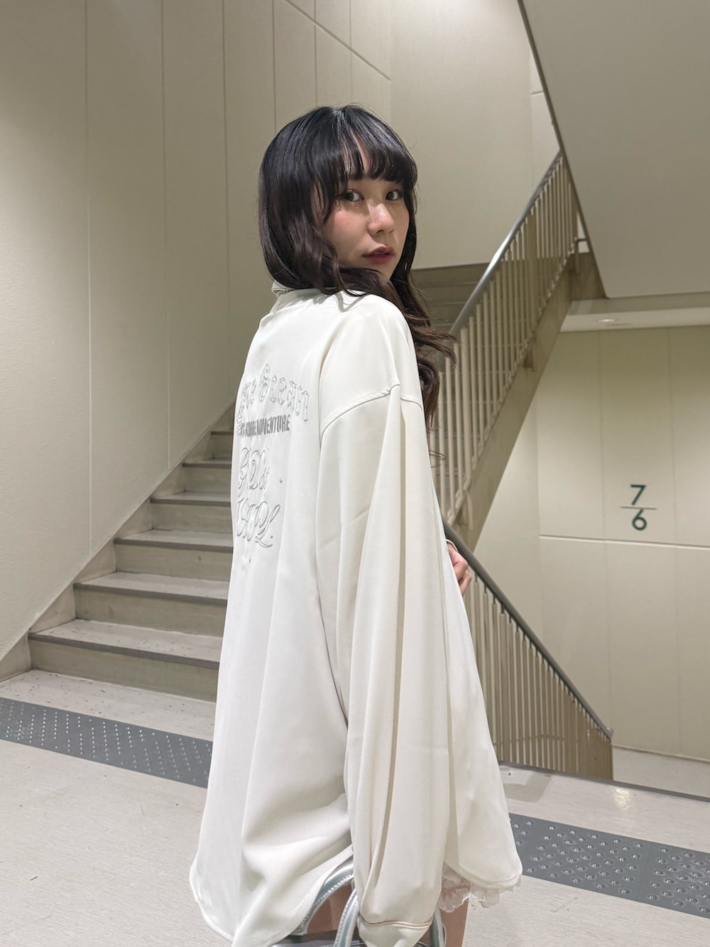 ホワイト系のシャツ/ブラウス、シルバー系のボストンバッグ、ホワイト系のその他パンツを着用したレディースの冬コーディネートの8枚目の写真