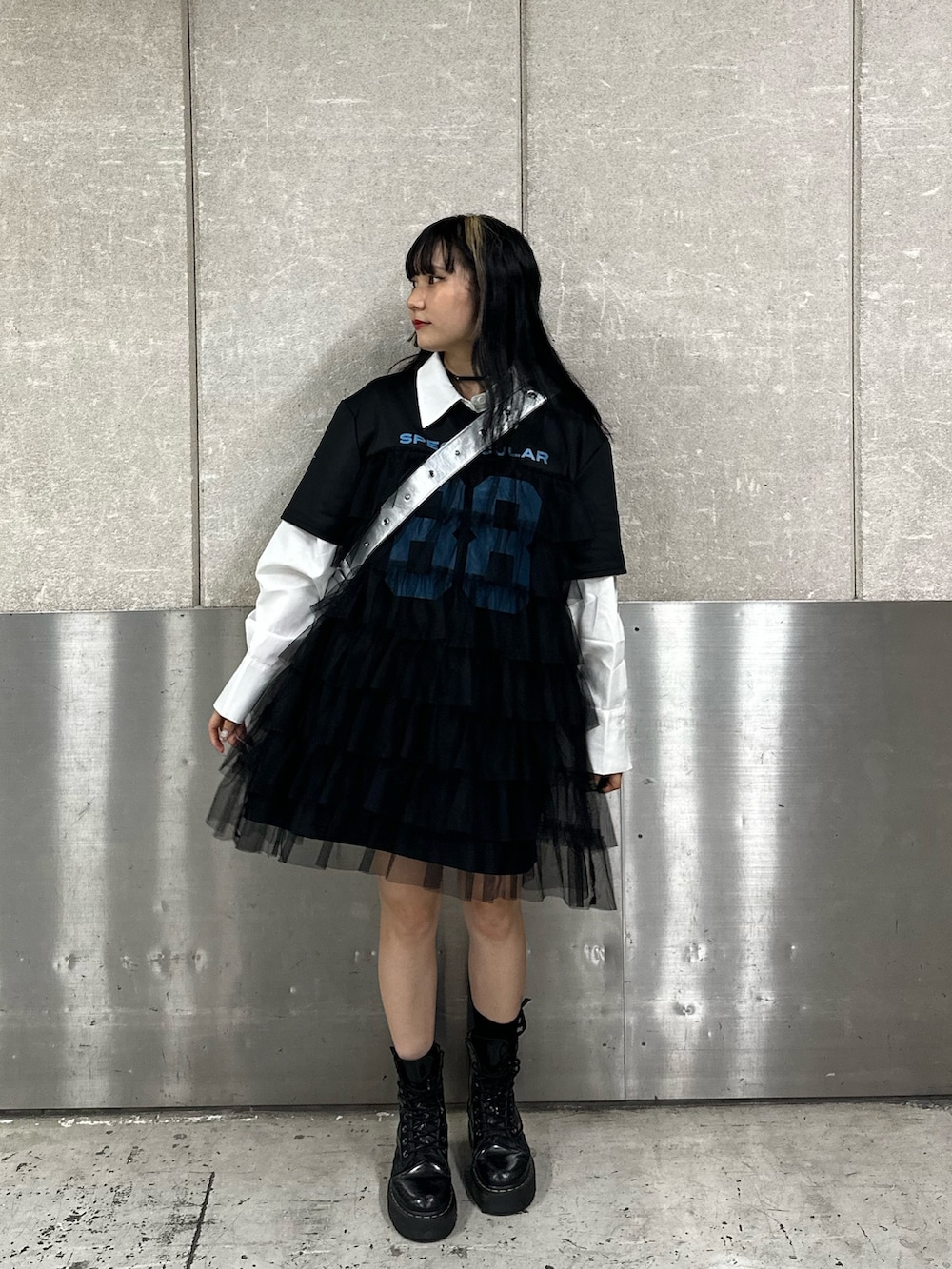 ブラック系のワンピース、ホワイト系のシャツ/ブラウス、シルバー系のショルダーバッグを着用したレディースの春コーディネートの3枚目の写真