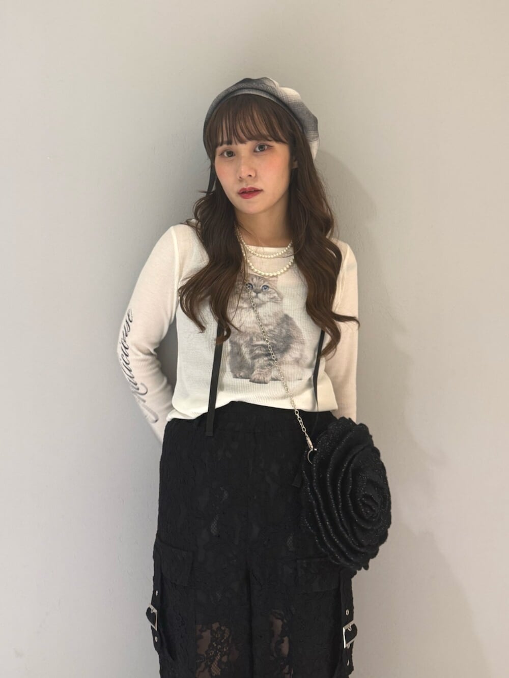 ホワイト系のTシャツ/カットソー、ブラック系のサンダル、ブラック系のその他パンツを着用したレディースの夏コーディネートの4枚目の写真