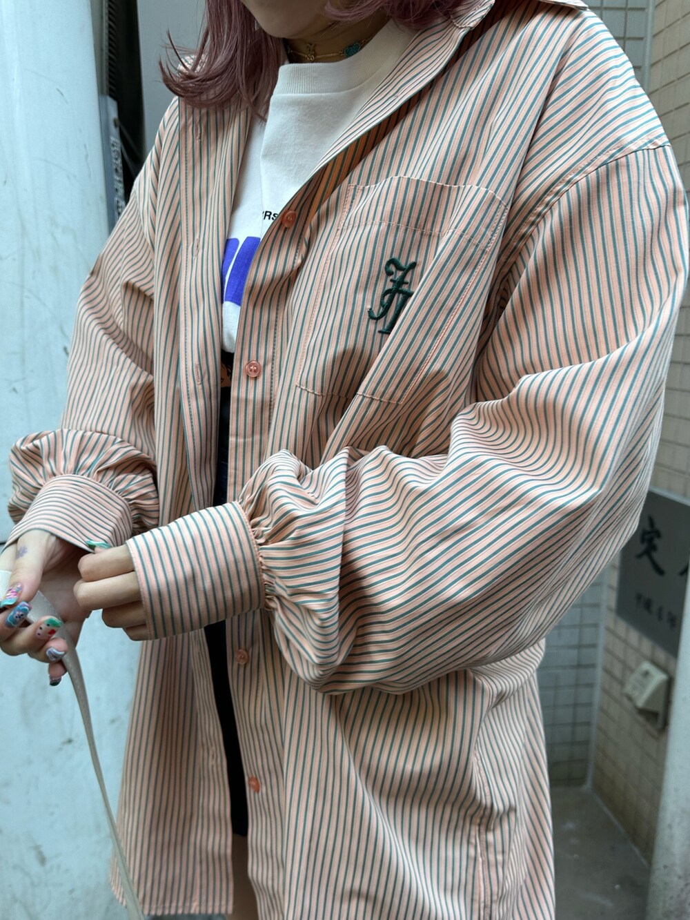 ブラック系のブーツ、ホワイト系のTシャツ/カットソー、ブルー系のその他パンツを着用したレディースの春コーディネートの5枚目の写真