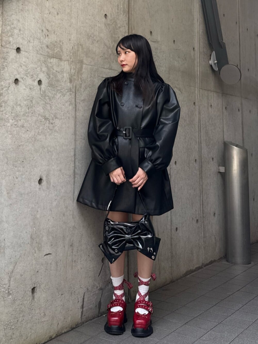 ブラック系のその他アウター、レッド系のスニーカーを着用したレディースの夏コーディネートの4枚目の写真