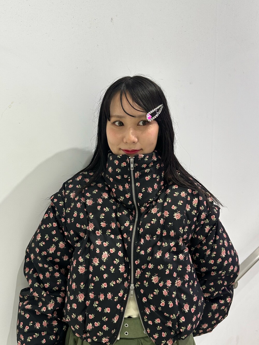 ブラック系のブーツ、その他のダウンジャケット/コート、ホワイト系のTシャツ/カットソーを着用したレディースの秋コーディネートの6枚目の写真