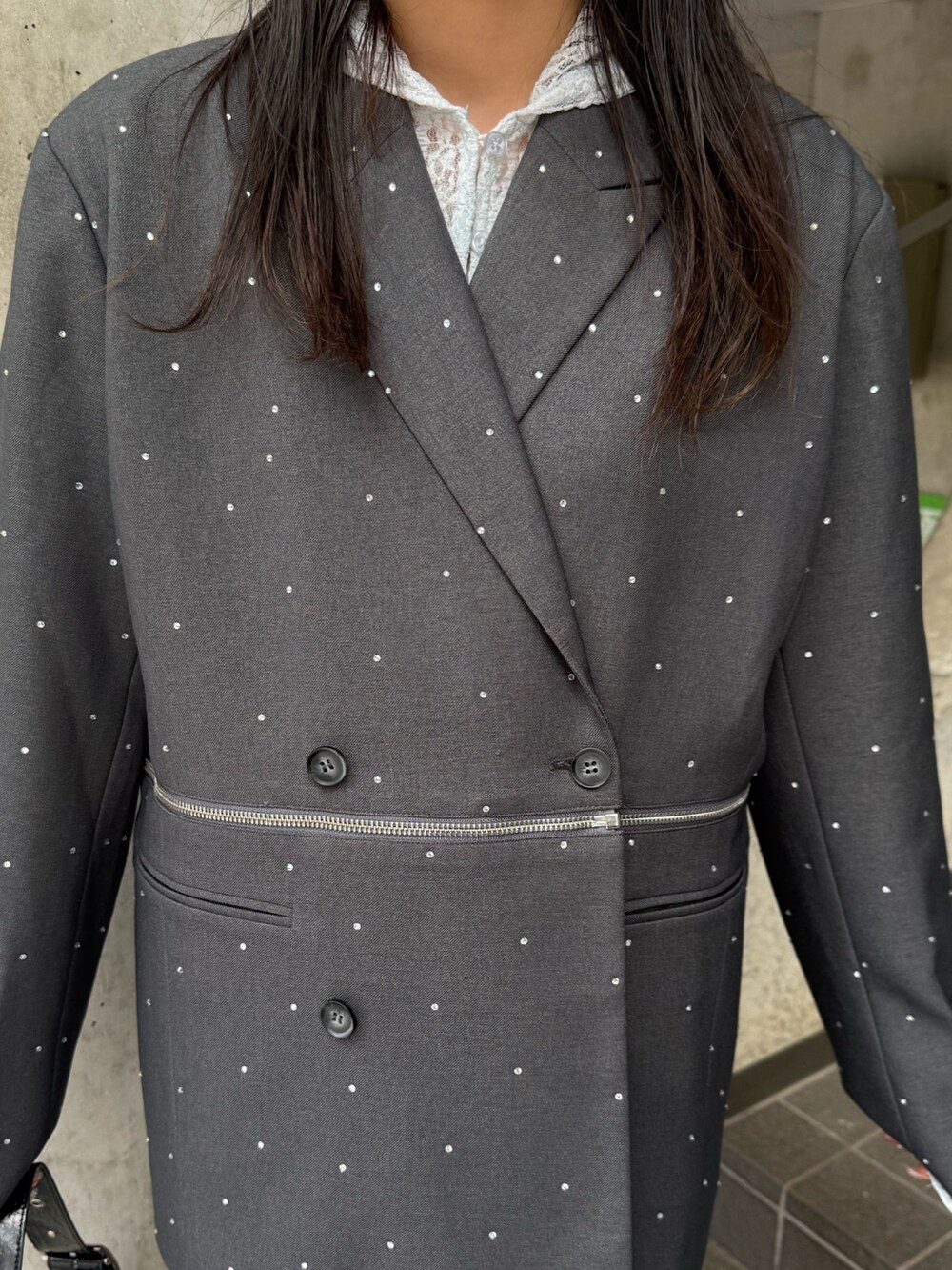 グレー系のテーラードジャケット、ブルー系のTシャツ/カットソー、ブルー系のブーツを着用したレディースの夏コーディネートの7枚目の写真