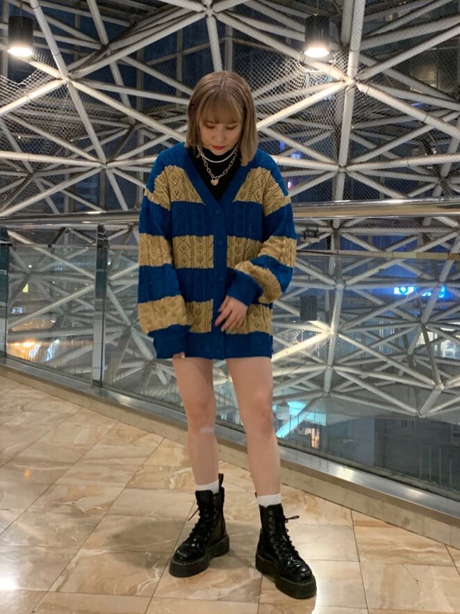 ブラック系のデニムパンツ、ブラック系のその他シューズ、ブルー系のカーディガン/ボレロを着用したレディースの春コーディネートの2枚目の写真