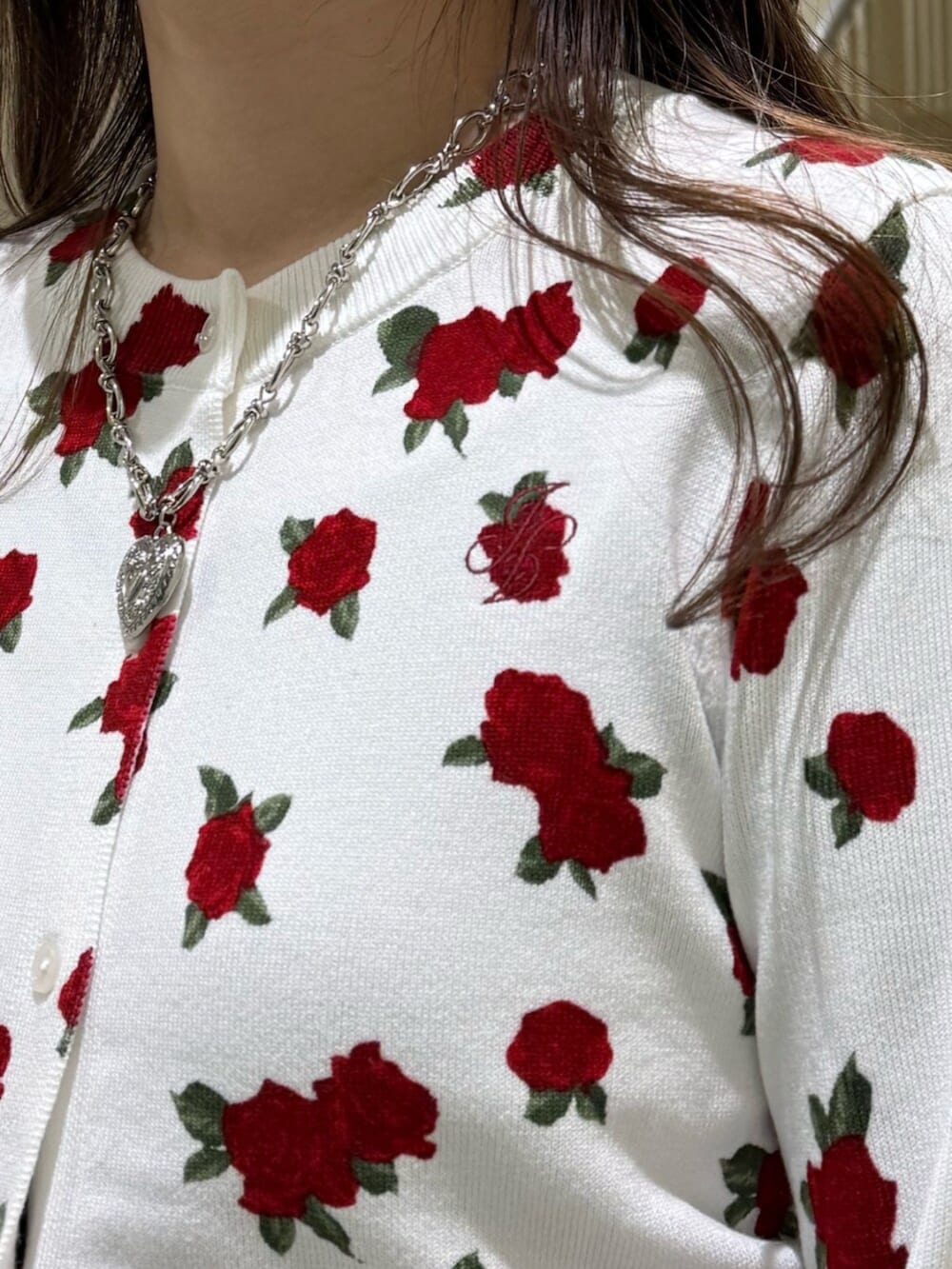 グレー系のスラックス、ホワイト系のカーディガン/ボレロ、ブラック系のローファーを着用したレディースの冬コーディネートの10枚目の写真