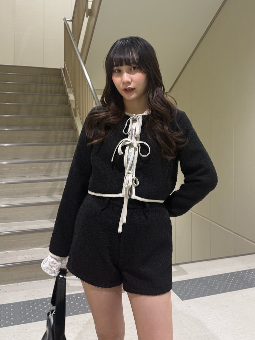 ブラック系のブーツ、ブラック系のノーカラージャケット、ブラック系のその他パンツを着用したレディースの冬コーディネートの9枚目の写真