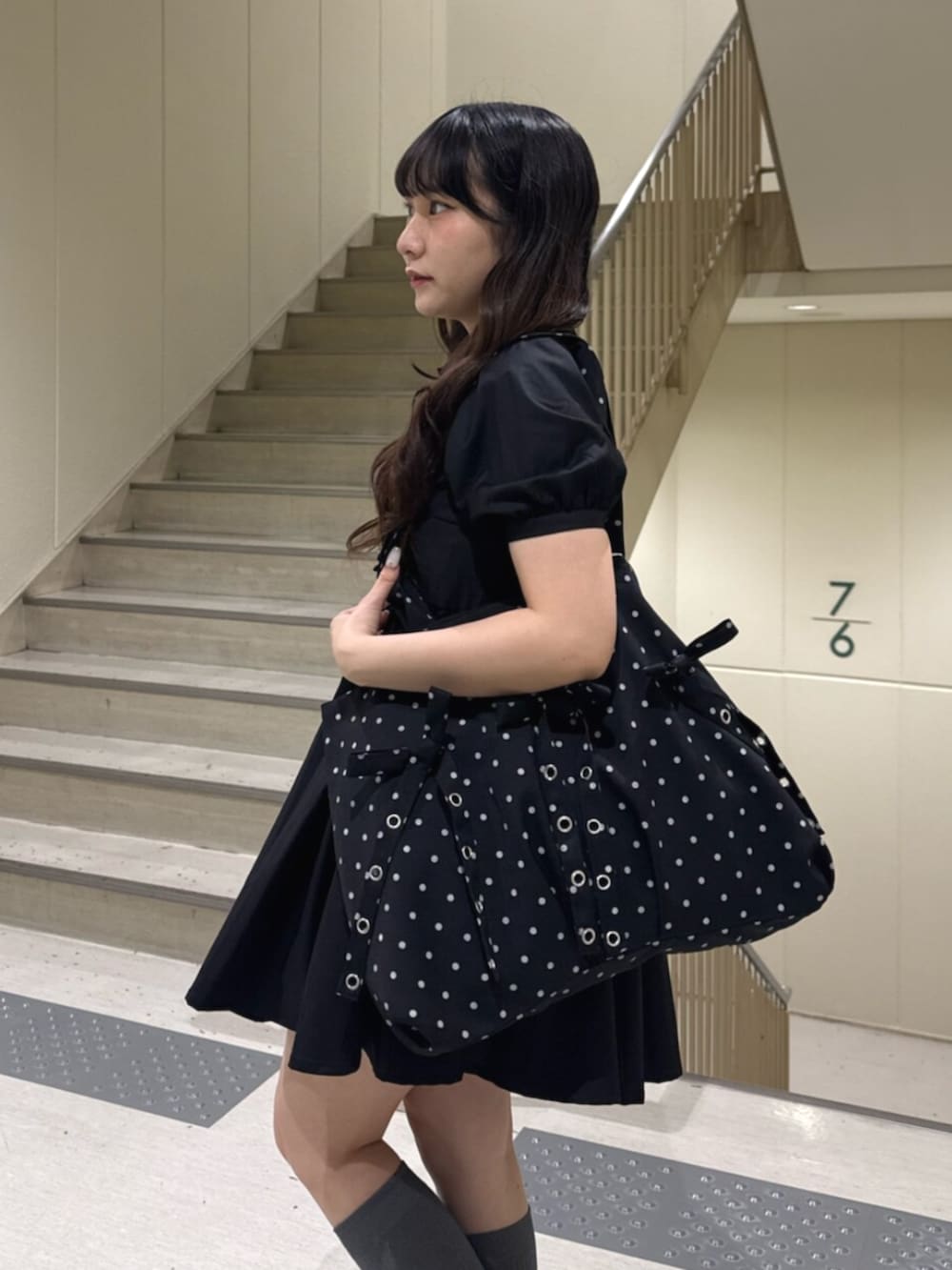 ブラック系のパンプス、ブラック系のワンピース、その他のトートバッグを着用したレディースの夏コーディネートの6枚目の写真
