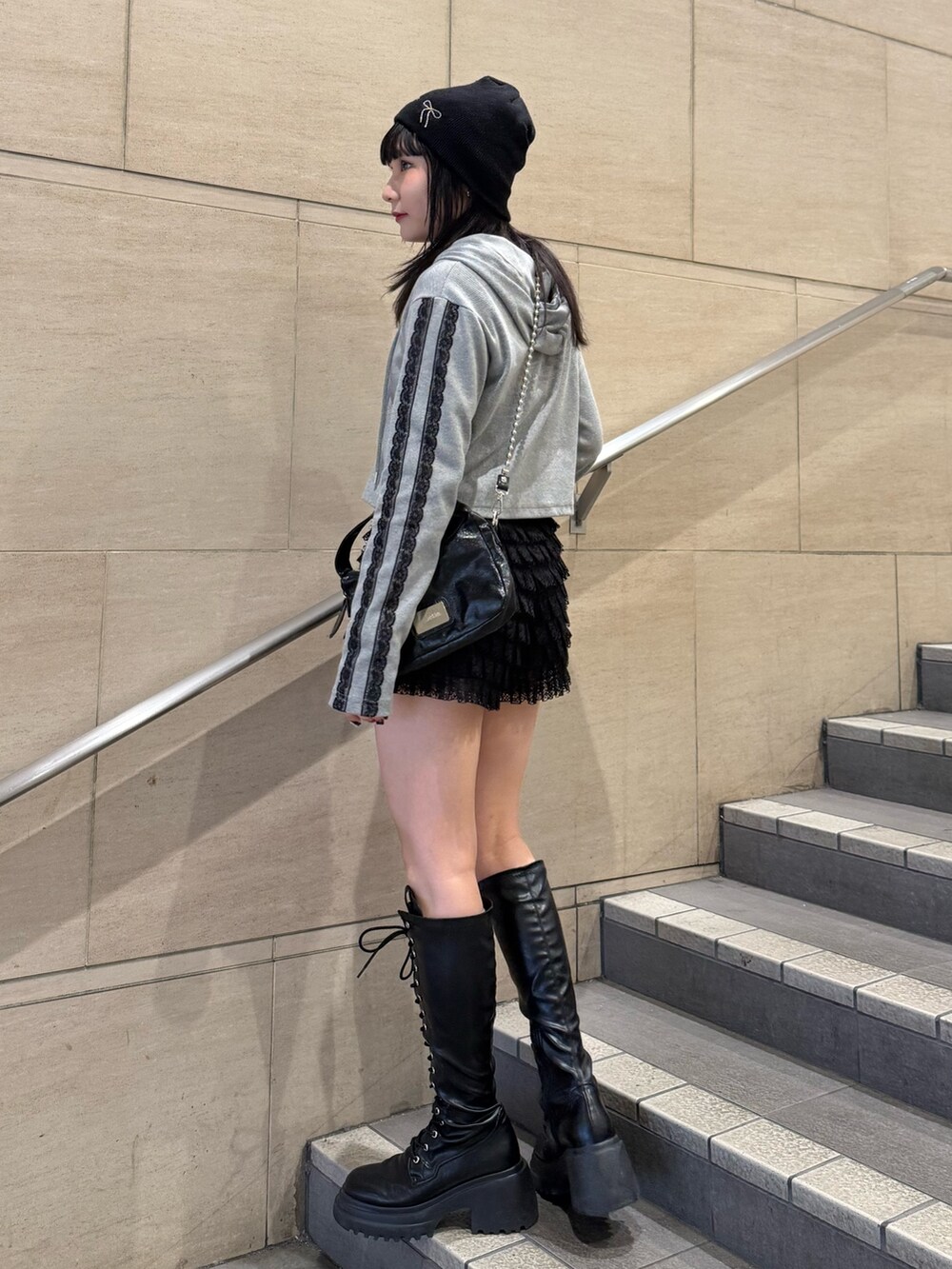 ブラック系のその他パンツ、グレー系のパーカー、ブラック系のブーツを着用したレディースの冬コーディネートの2枚目の写真