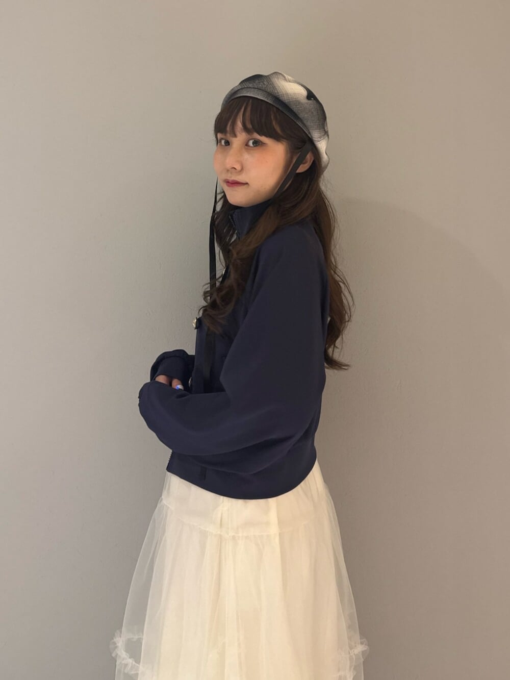 ブラック系のブーツ、ブルー系のTシャツ/カットソー、ホワイト系のスカートを着用したレディースの夏コーディネートの6枚目の写真