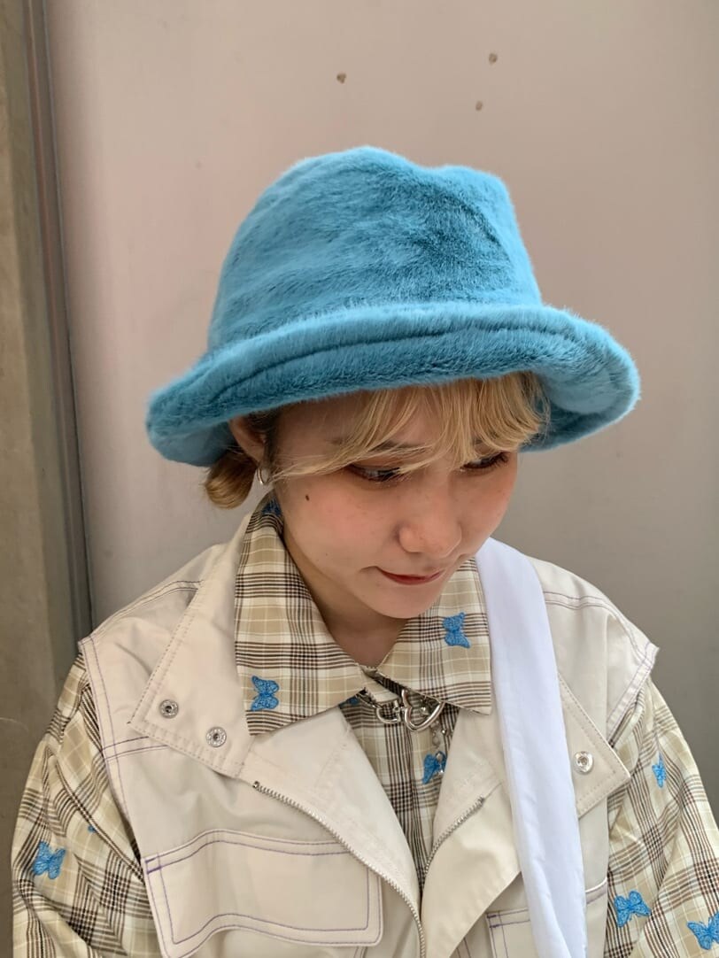 ブルー系のデニムスカート、ベージュ系のシャツ/ブラウス、ホワイト系のベストを着用したレディースの秋コーディネートの8枚目の写真