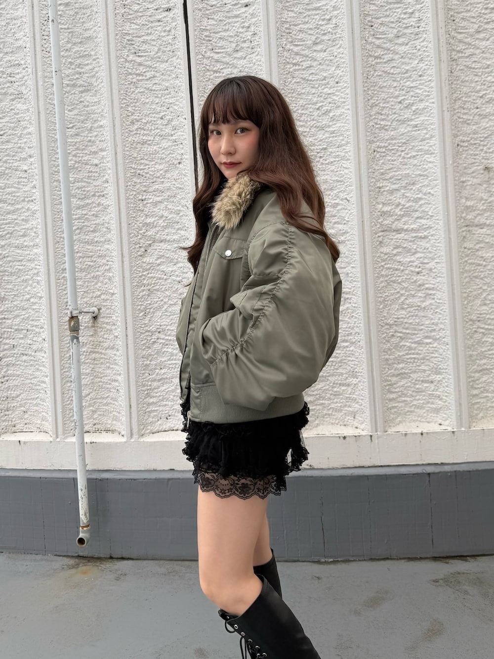 グレー系のTシャツ/カットソー、グリーン系のMA-1、ブラック系のその他パンツを着用したレディースの秋コーディネートの5枚目の写真