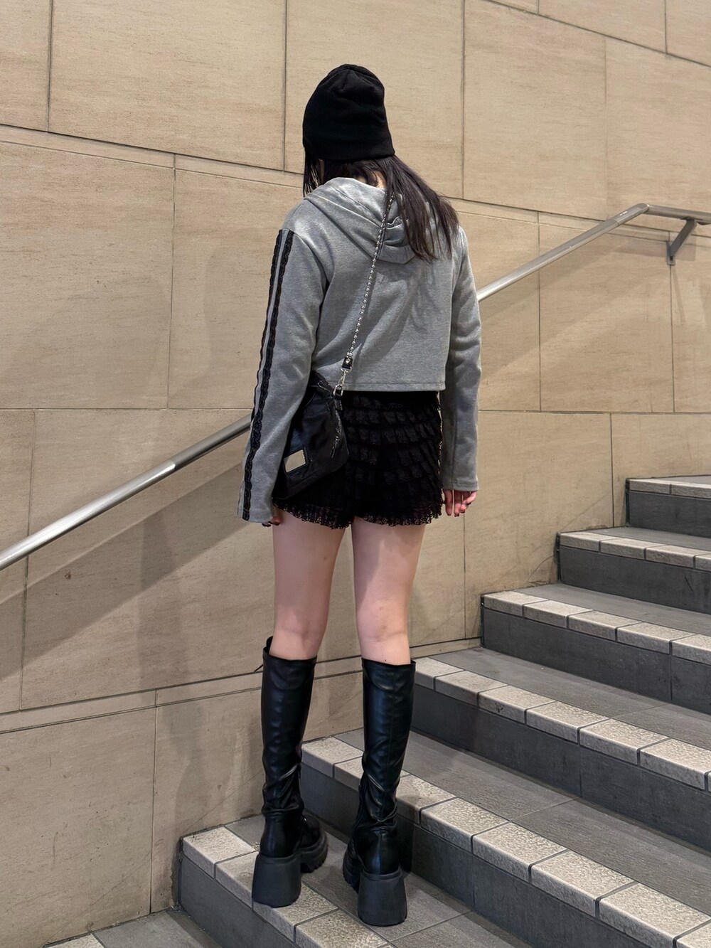 ブラック系のその他パンツ、グレー系のパーカー、ブラック系のブーツを着用したレディースの冬コーディネートの3枚目の写真