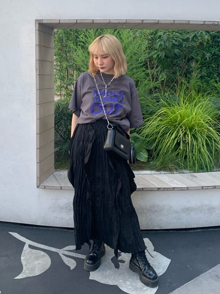 ブラック系のワンピース、ブラック系のハンドバッグ、シルバー系のネックレスを着用したレディースの夏コーディネートの2枚目の写真