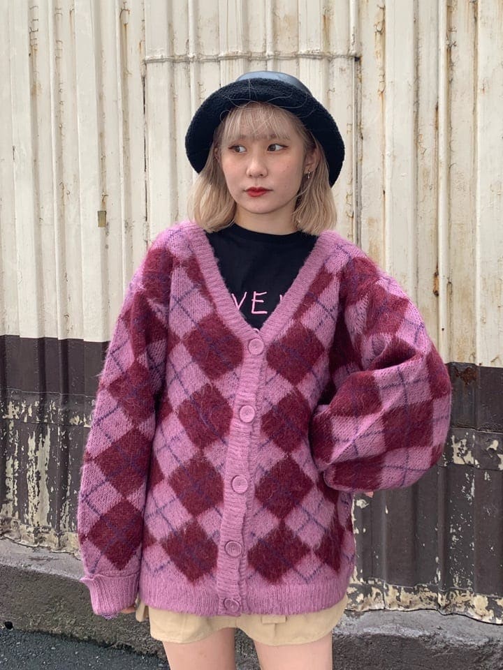 ピンク系のカーディガン/ボレロ、ベージュ系のその他パンツ、ブラック系のTシャツ/カットソーを着用したレディースの秋コーディネートの3枚目の写真