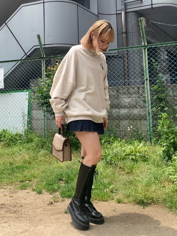 グレー系のスウェット、ブラック系のその他パンツを着用したレディースの秋コーディネートの2枚目の写真