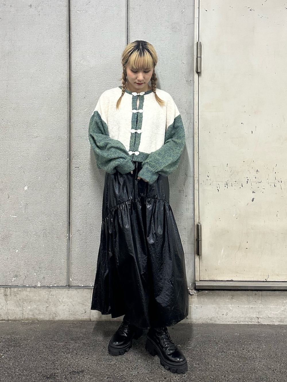 ホワイト系のカーディガン/ボレロ、ブラック系のスカート、ブラック系のブーツを着用したレディースの秋コーディネートの3枚目の写真