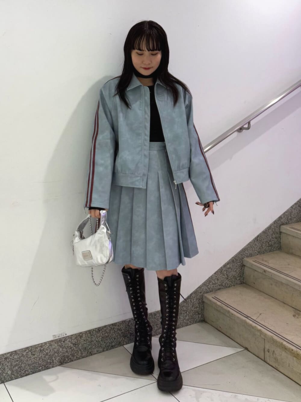 ブラック系のブーツ、ブルー系のブルゾン、ブルー系のスカートを着用したレディースの冬コーディネートの4枚目の写真