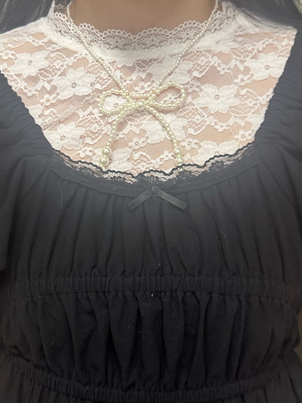 ピンク系のトートバッグ、ブラック系のワンピース、ホワイト系のTシャツ/カットソーを着用したレディースの夏コーディネートの5枚目の写真