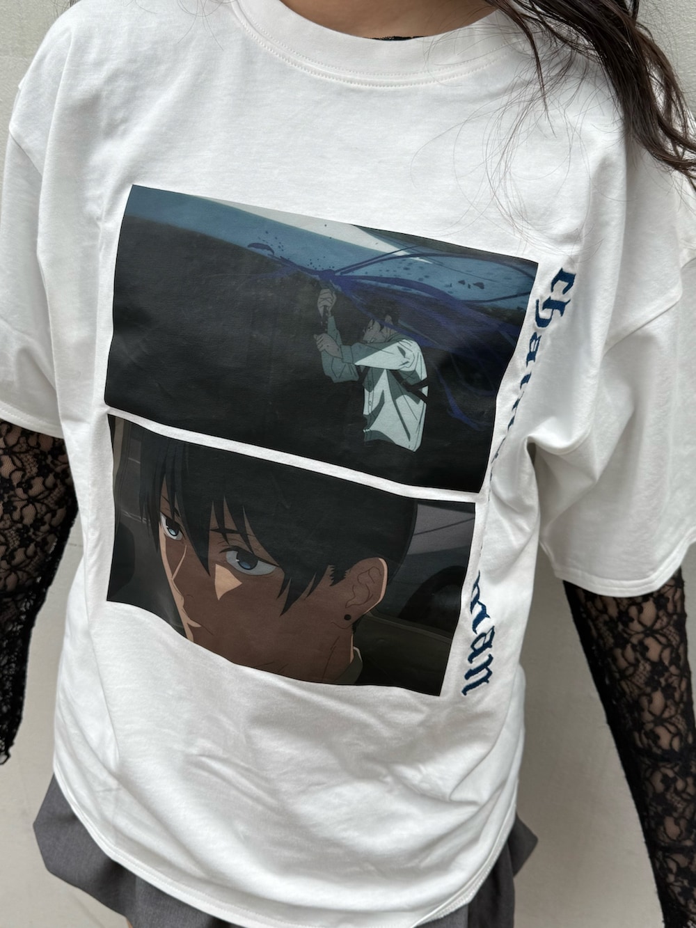 グレー系のスカート、ホワイト系のTシャツ/カットソー、ブラック系のTシャツ/カットソーを着用したレディースの春コーディネートの7枚目の写真