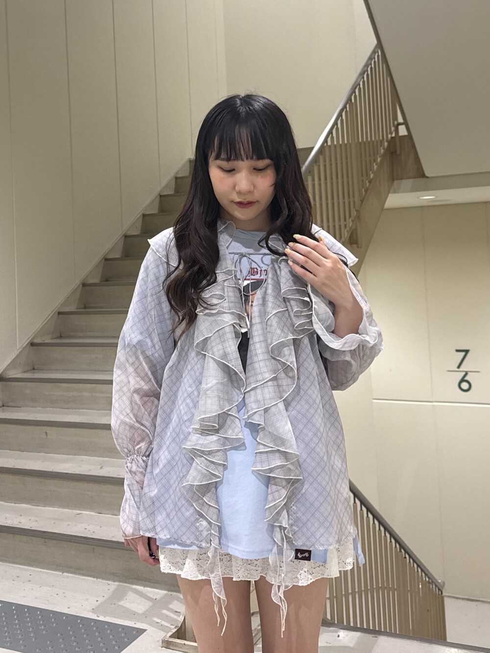 グレー系のシャツ/ブラウス、ホワイト系のスカート、ブラック系のブーツを着用したレディースの春コーディネートの5枚目の写真