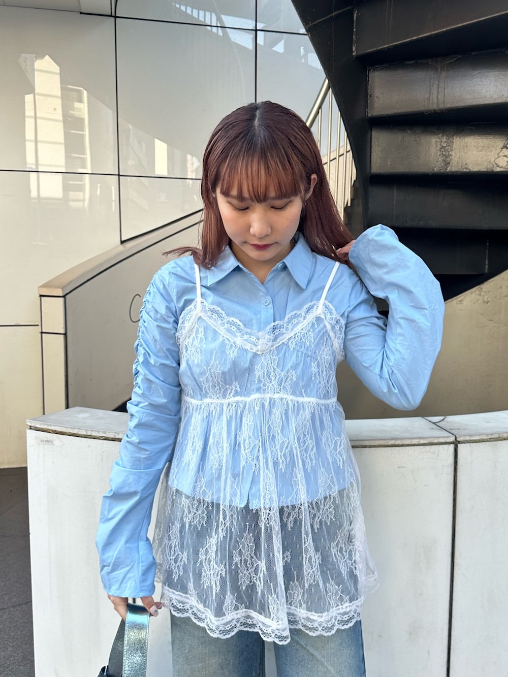 ブルー系のデニムパンツ、ブルー系のシャツ/ブラウス、ホワイト系のキャミソールを着用したレディースの春コーディネートの4枚目の写真