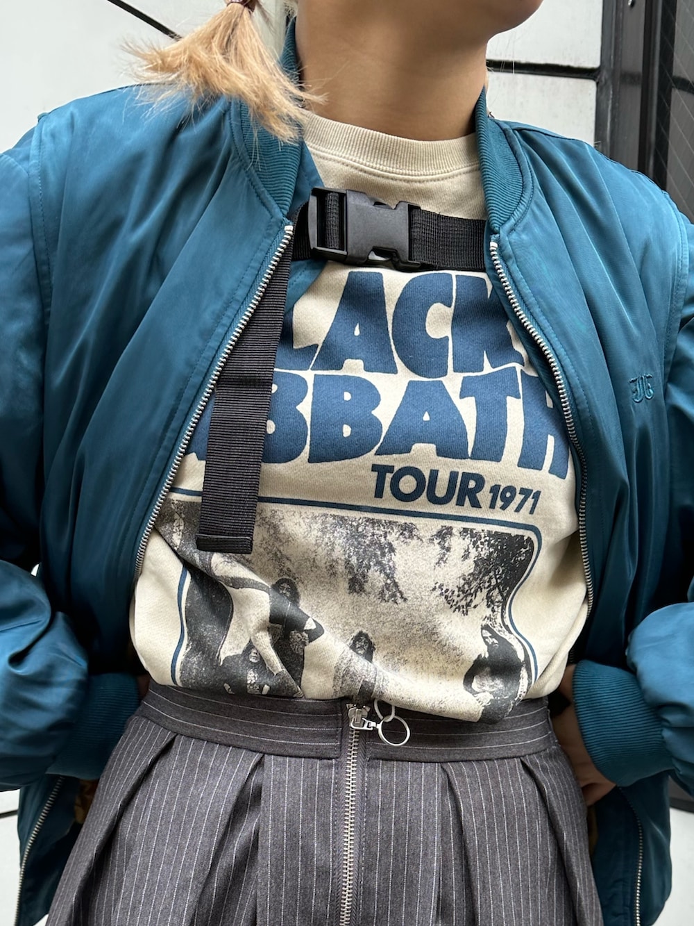 ブラック系のブーツ、グレー系のその他パンツ、ホワイト系のスウェットを着用したレディースの冬コーディネートの8枚目の写真