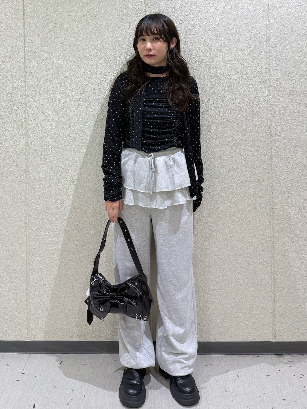 ブラック系のTシャツ/カットソー、グレー系のスウェットパンツ、ブラック系のショルダーバッグを着用したレディースの冬コーディネートの5枚目の写真