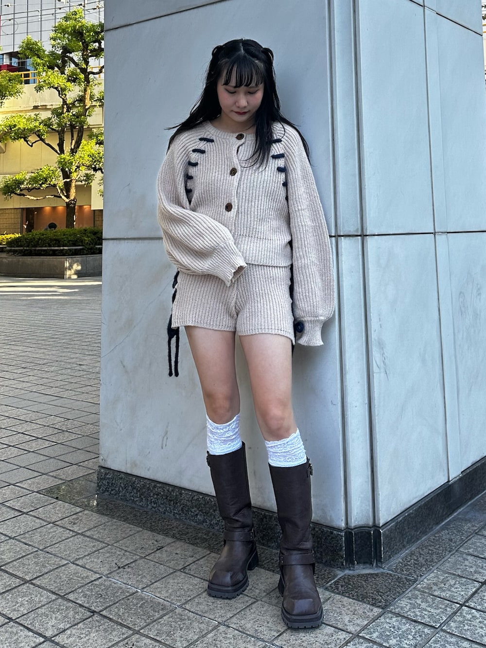 ホワイト系のカーディガン/ボレロ、ホワイト系のその他パンツ、ブラウン系のブーツを着用したレディースの秋コーディネートの2枚目の写真