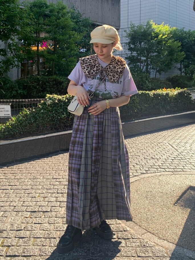 パープル系のTシャツ/カットソー、パープル系のスカート、ホワイト系のボストンバッグを着用したレディースの夏コーディネートの2枚目の写真