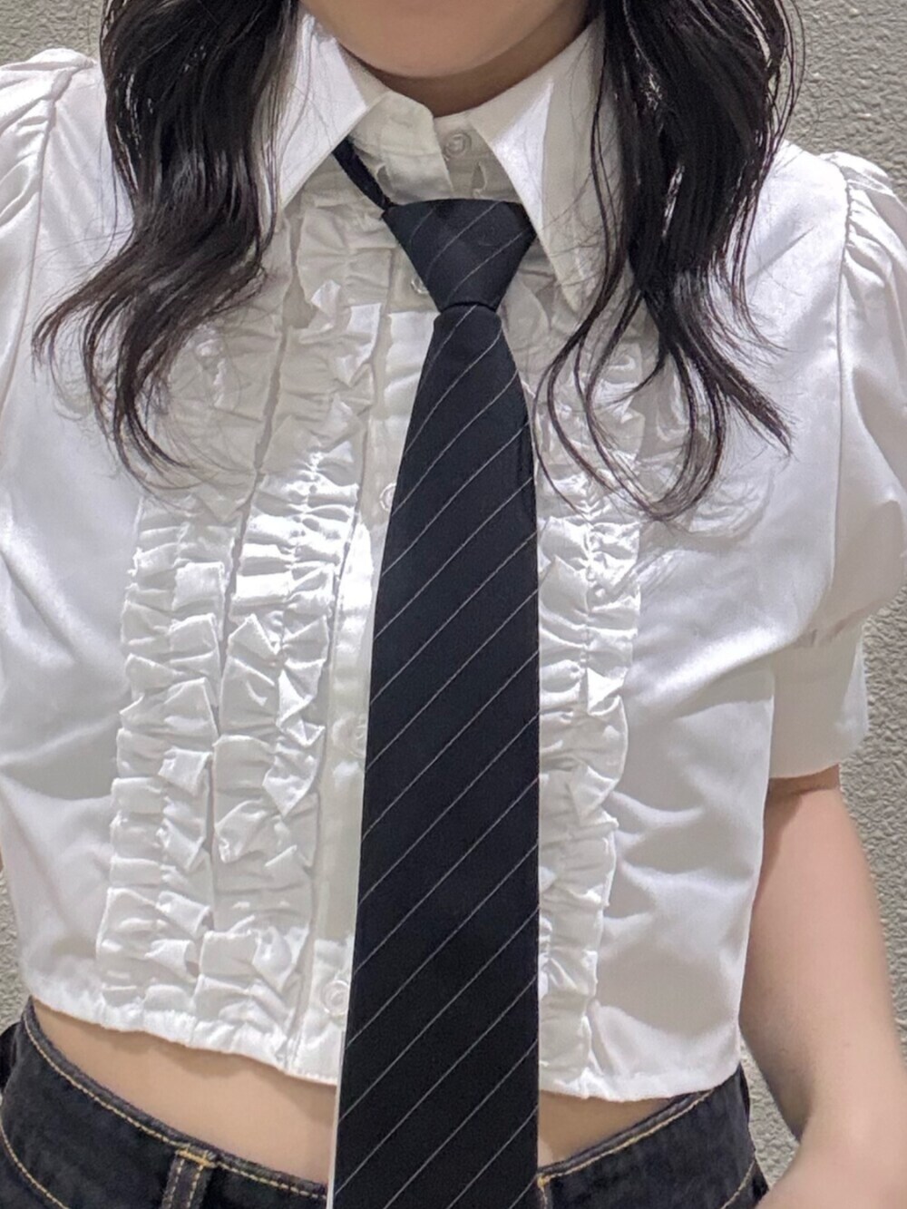 ブラック系のネクタイ、ホワイト系のシャツ/ブラウス、ブラック系のデニムパンツを着用したレディースの夏コーディネートの8枚目の写真