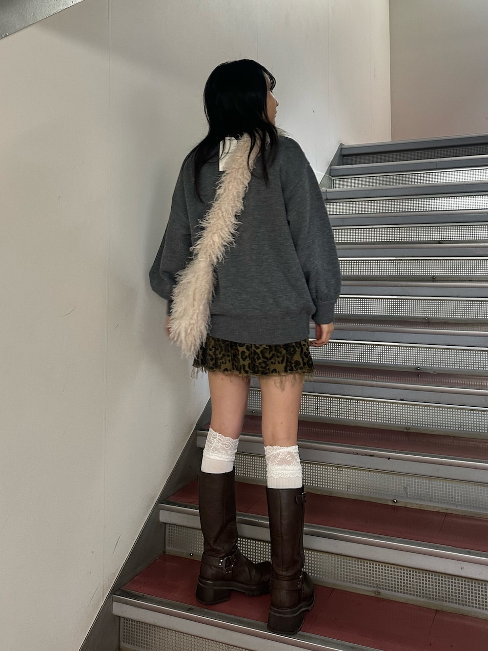 ホワイト系のショルダーバッグ、グレー系のニット/セーター、ブラウン系のその他パンツを着用したレディースの冬コーディネートの4枚目の写真