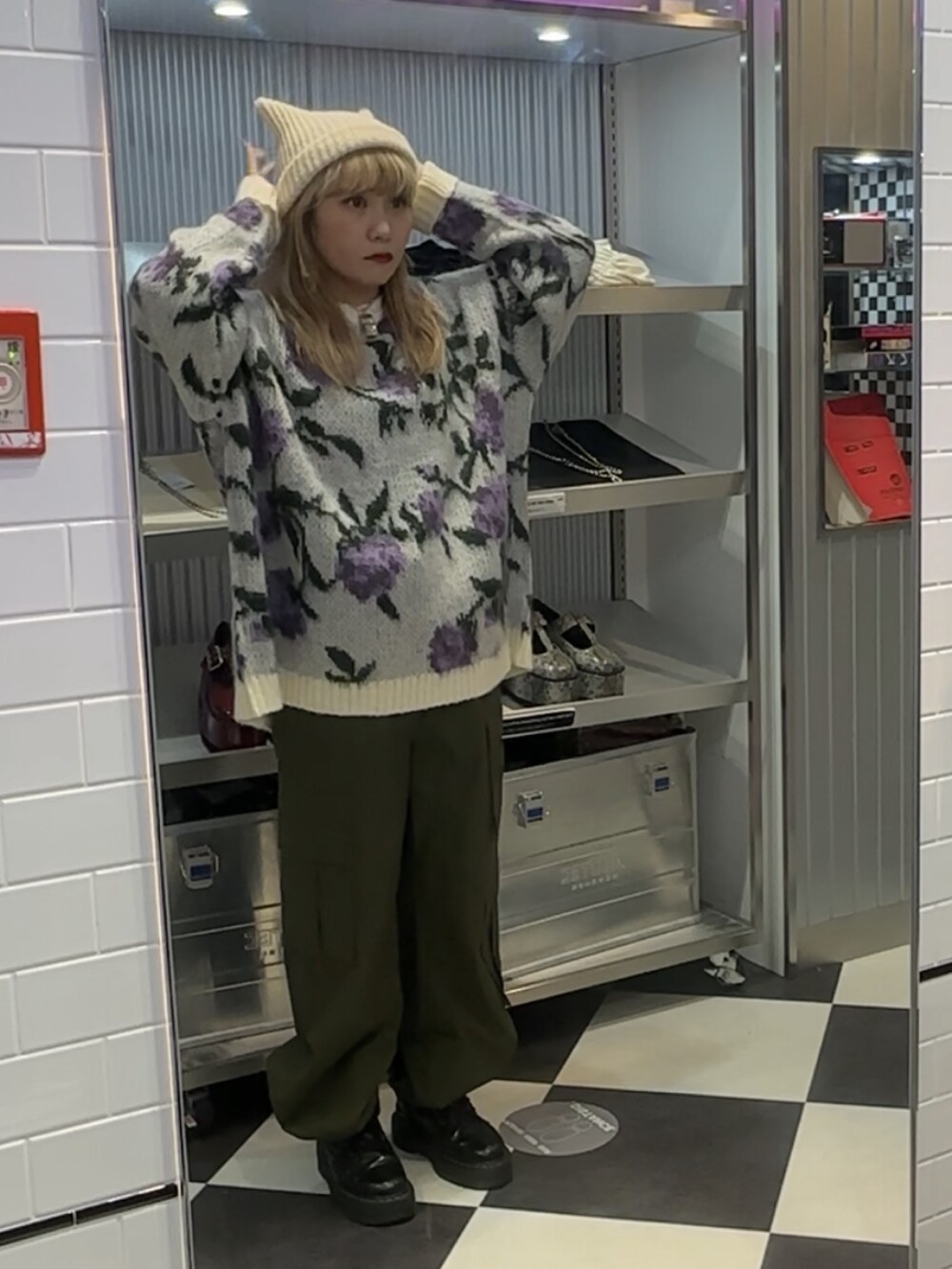 ホワイト系のニット/セーター、グリーン系のカーゴパンツ、ホワイト系のニットキャップ/ビーニーを着用したレディースの秋コーディネートの3枚目の写真