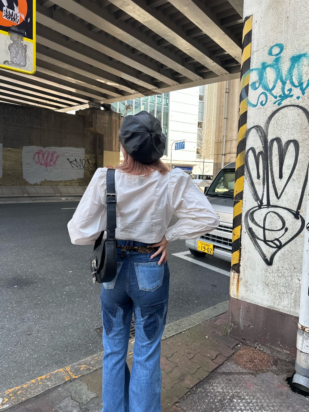 ホワイト系のシャツ/ブラウス、ブルー系のデニムパンツ、ブラック系のショルダーバッグを着用したレディースの春コーディネートの4枚目の写真