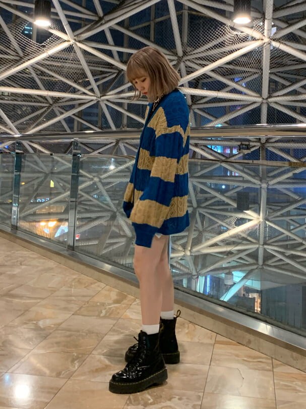 ブラック系のデニムパンツ、ブラック系のその他シューズ、ブルー系のカーディガン/ボレロを着用したレディースの春コーディネートの3枚目の写真