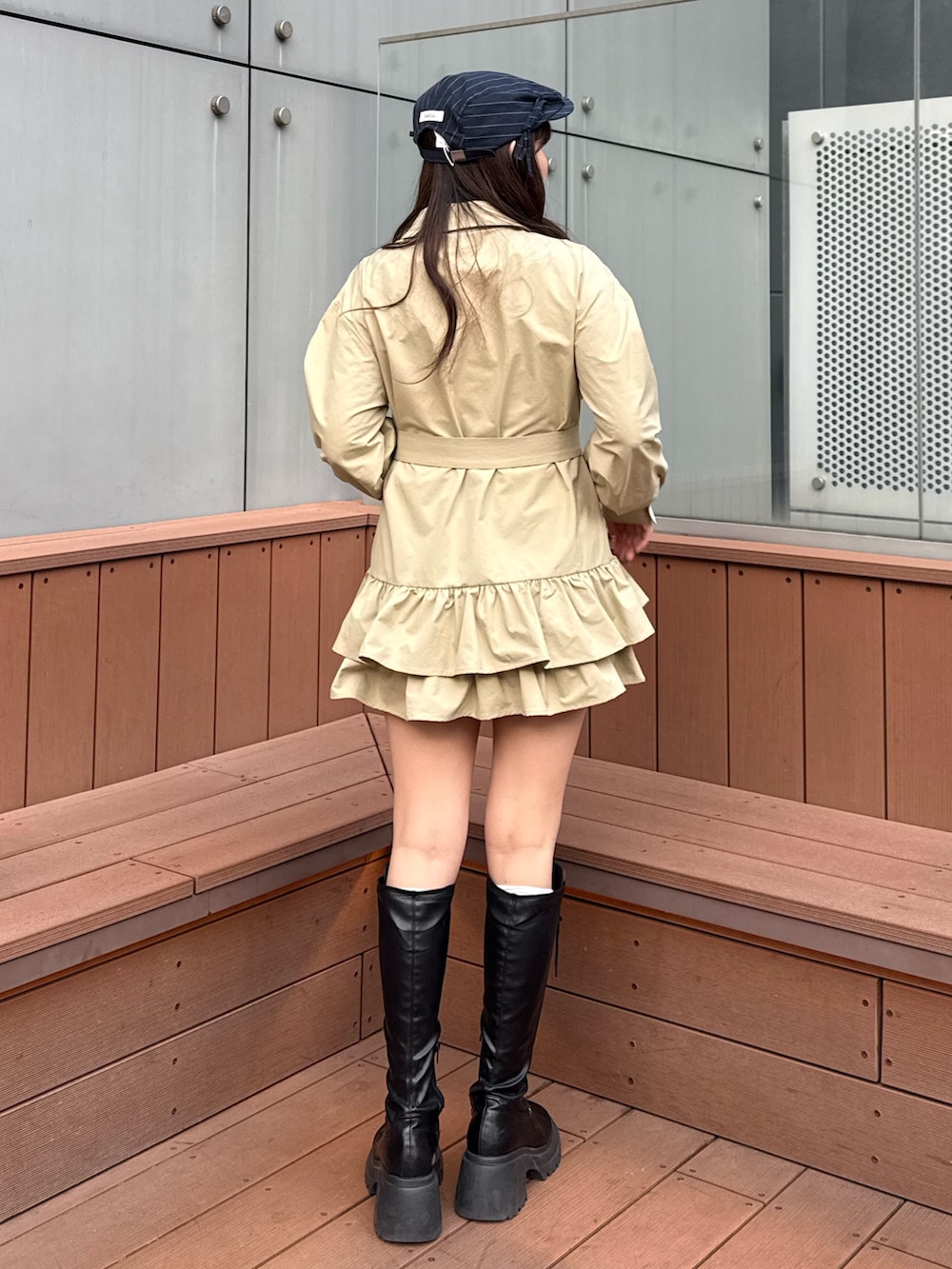 ベージュ系のワンピース、ホワイト系のTシャツ/カットソー、ブラック系のブーツを着用したレディースの冬コーディネートの4枚目の写真