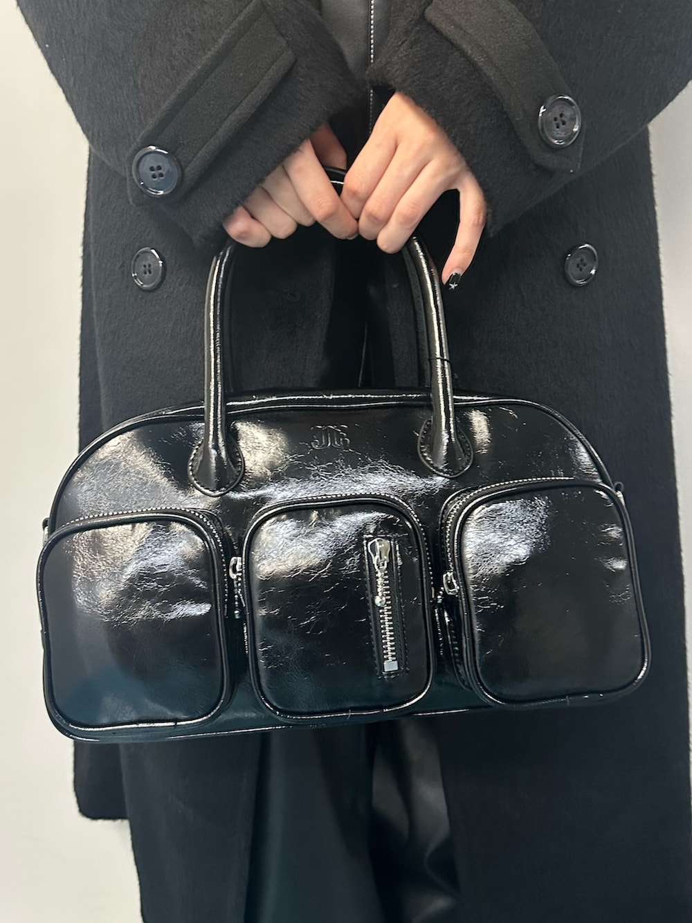 グリーン系のニット/セーター、その他のチェスターコート、ブラック系のボストンバッグを着用したレディースの冬コーディネートの5枚目の写真