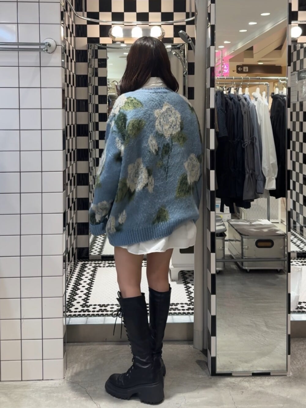 ブラック系のブーツ、ホワイト系のシャツ/ブラウス、ブルー系のニット/セーターを着用したレディースの冬コーディネートの3枚目の写真