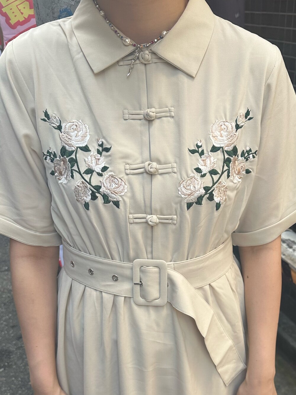 ホワイト系のワンピース、シルバー系のネックレスを着用したレディースの夏コーディネートの5枚目の写真